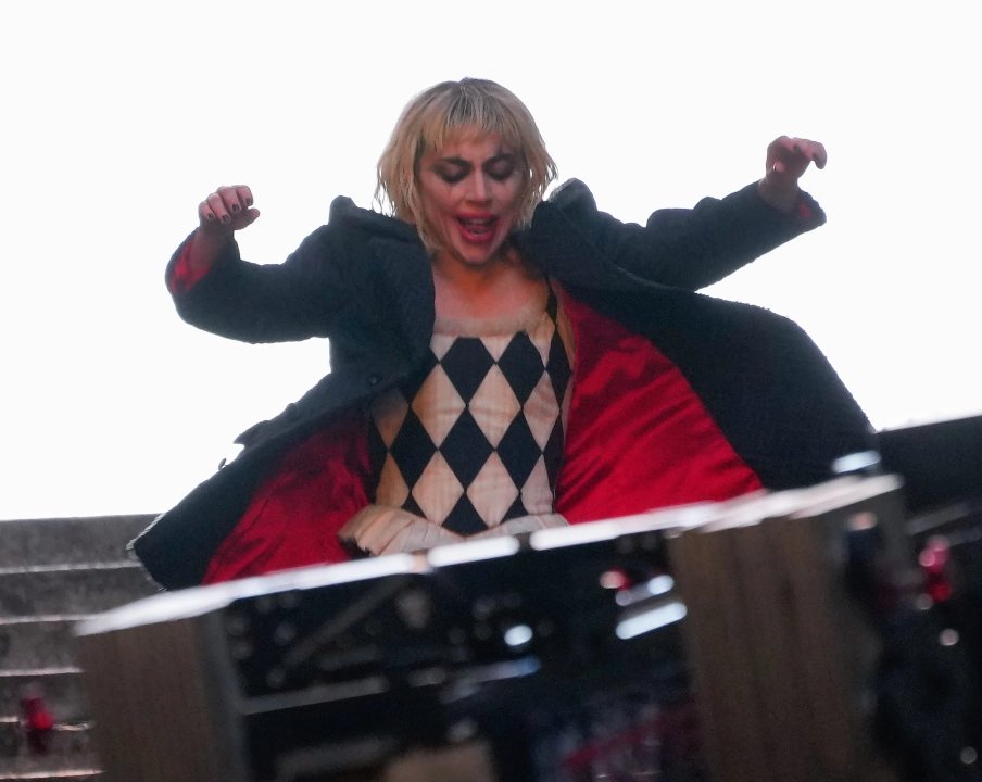 В Сети появилось много новых кадров со съёмок сиквела «Джокера»