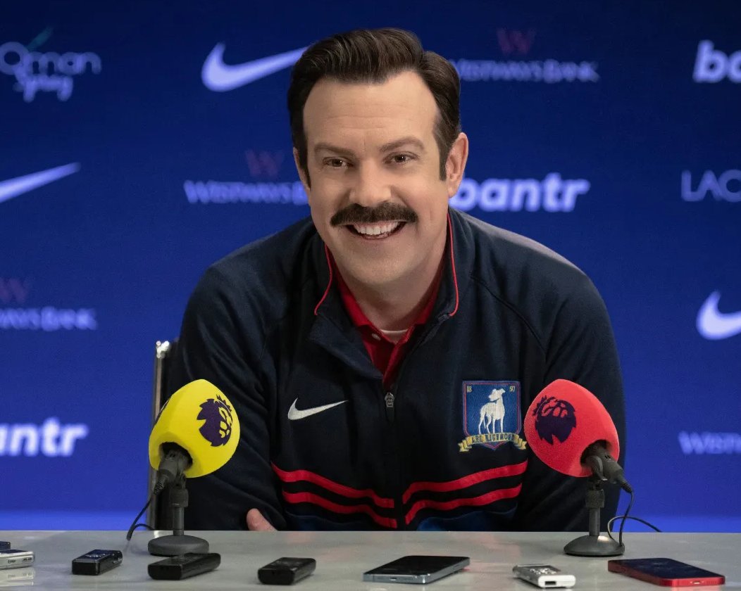 «Успешный хет-трик для Apple»: что пишут критики о третьем сезоне «Теда Лассо»