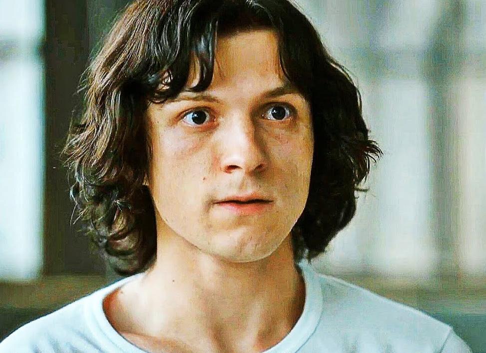 Вышел трейлер сериала «Переполненная комната» с Томом Холландом